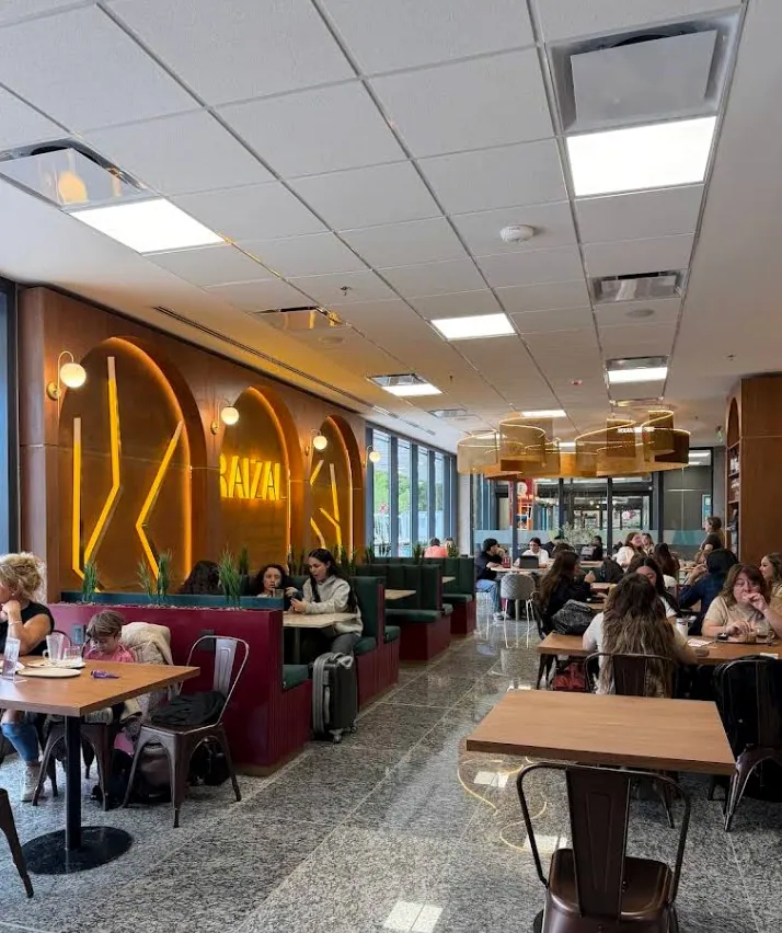 Guests sharing a meal at Raizal