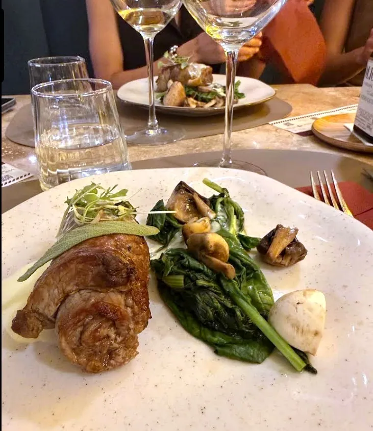 Roast meat with green vegetables