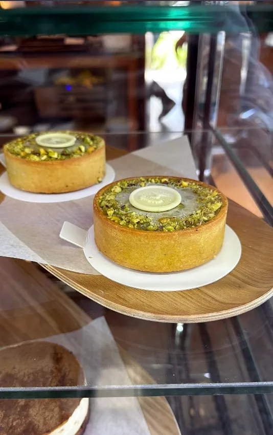 Handmade tarts with pistachio and cream