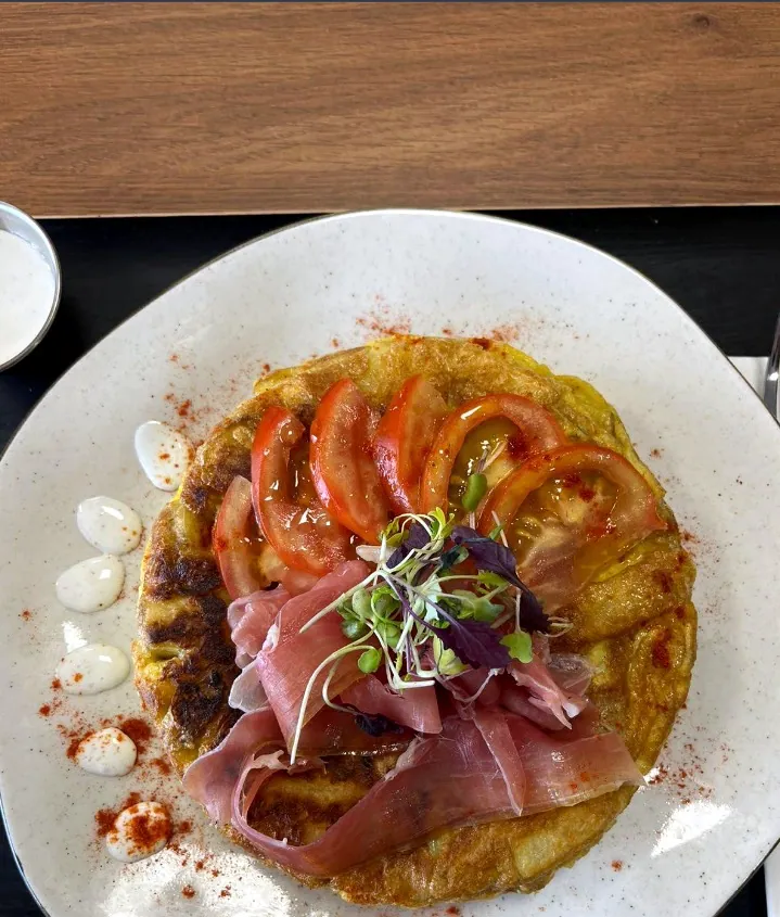 House omelette with tomato, ham and sprouts